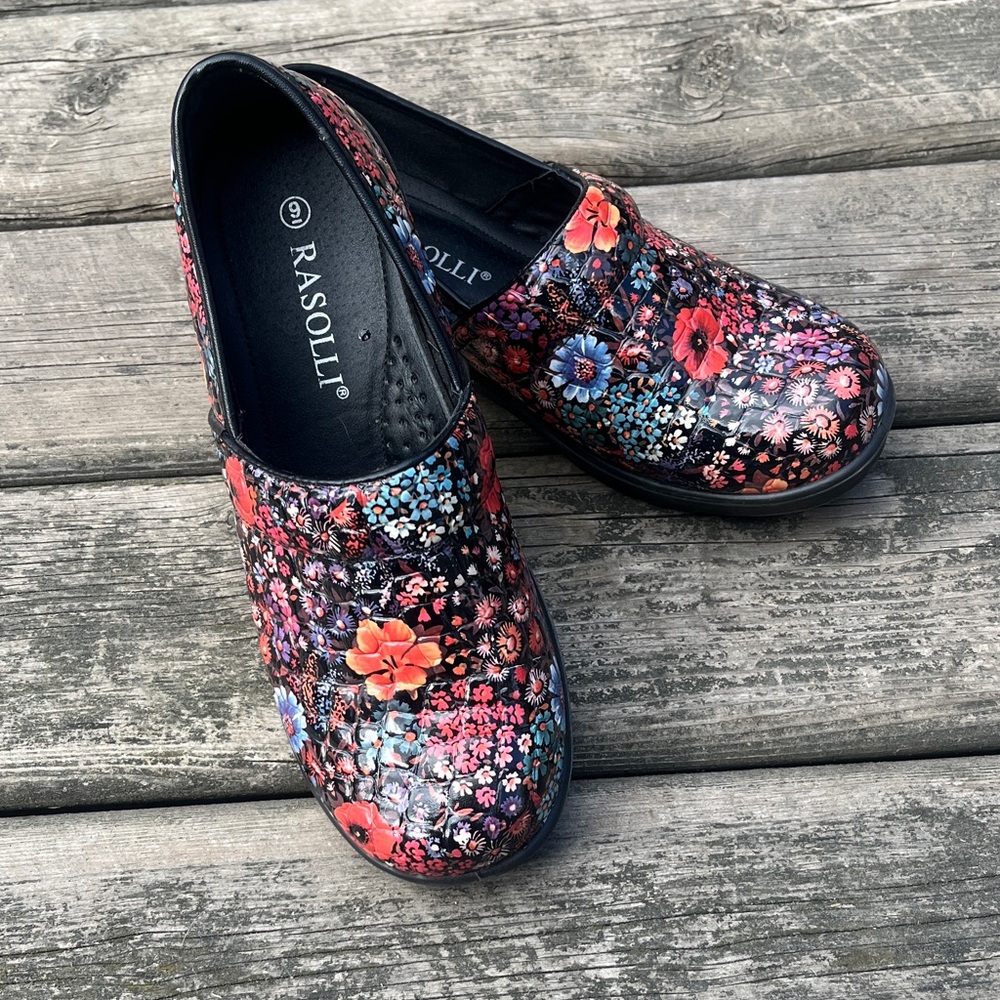 Rasolli Women's Debby Croco Flower Texture Clogs Size 9
